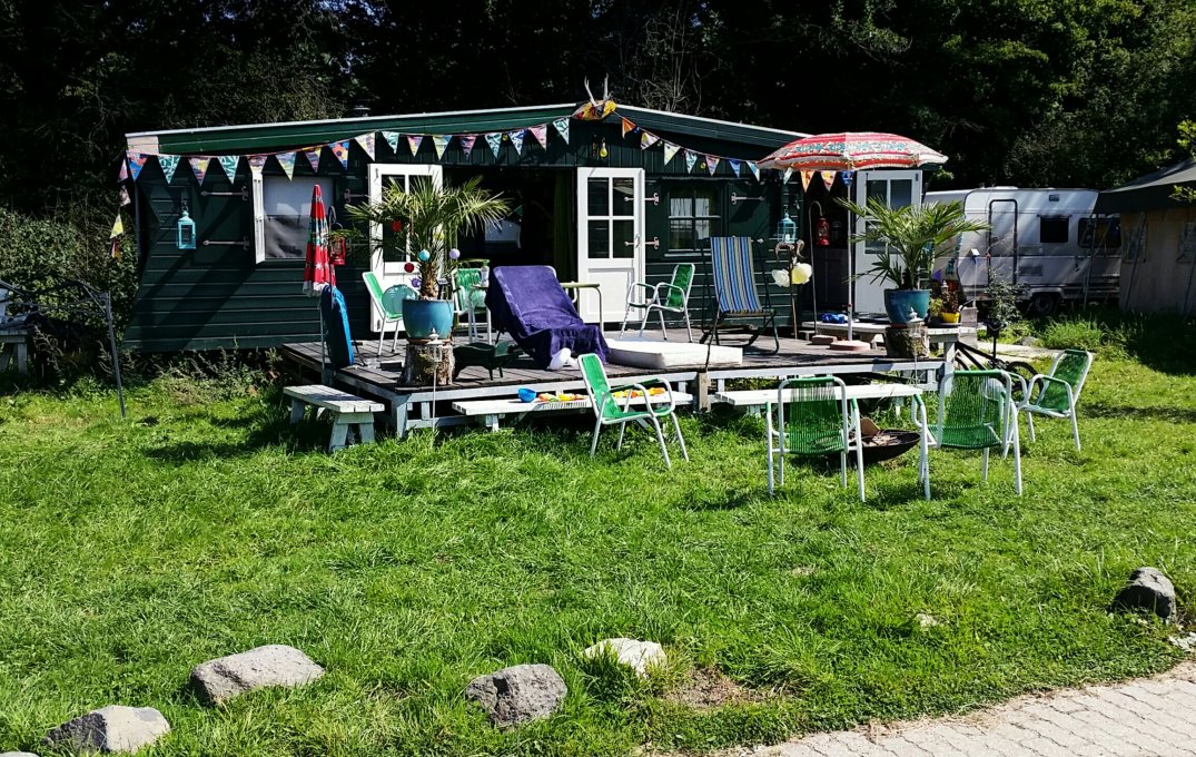 Schattig campinghuisje