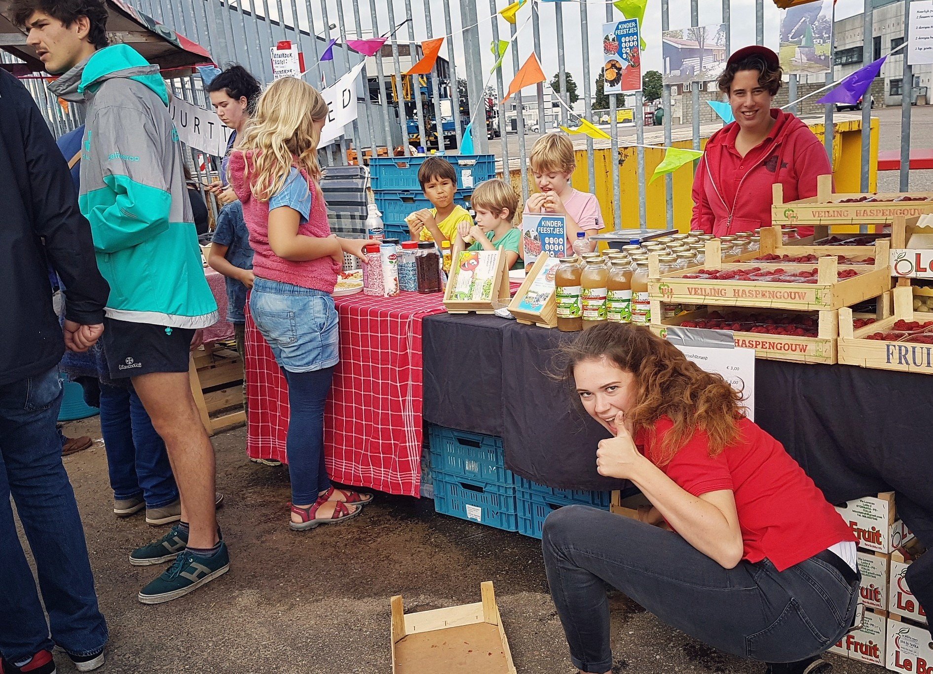 Nina wordt rijk van de aardbeien Fruit Verkopen